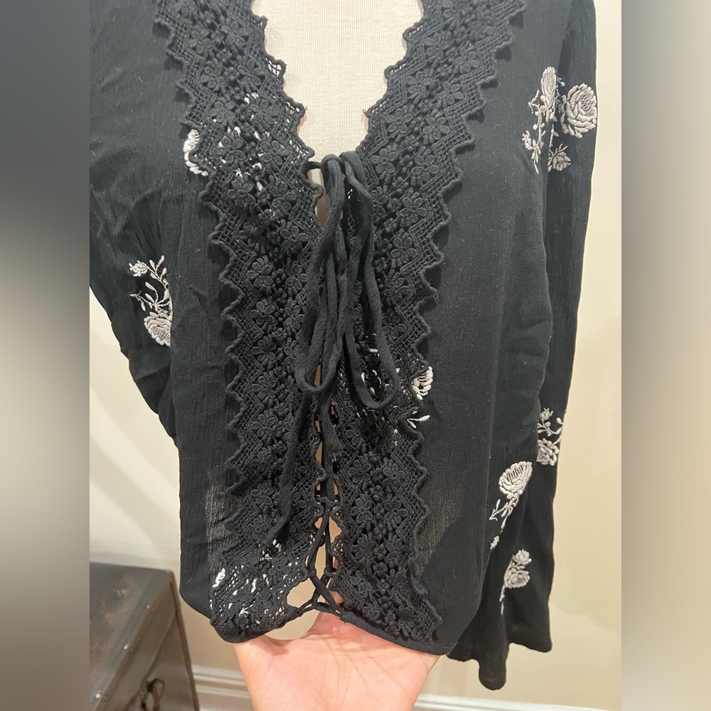 Bell sleeve lace insert criss cross the floral top - Picture 2 of 6